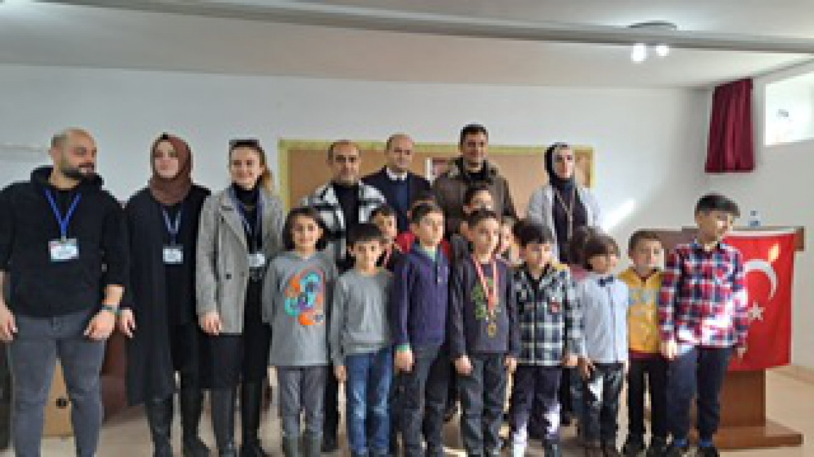 Minik Akıncılar Satranç Turnuvası Ödül Töreni Sayın Cihan Kıvanç ve Sayın Selahattin Genç in katılımıyla yapıldı . 